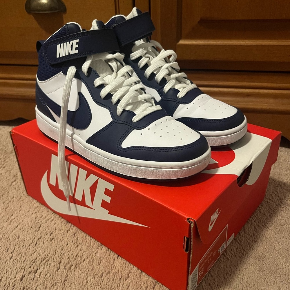 NIKE Court Borough Mid Sneakers Boys 5.5, Women’s 7